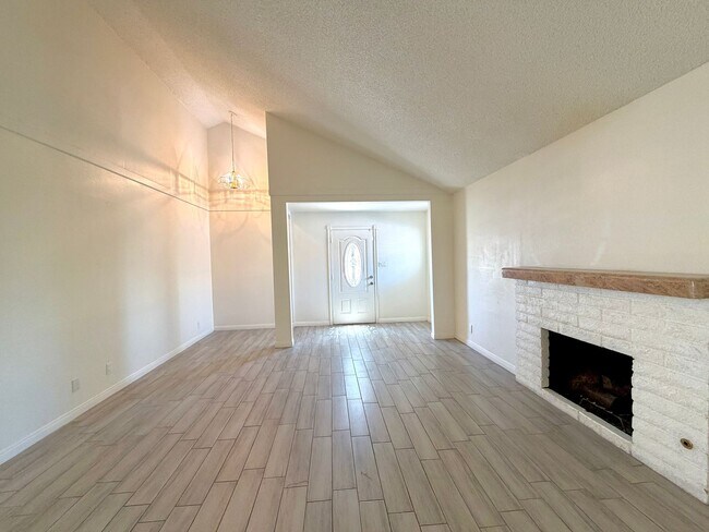 Building Photo - 6200 Cedarwood Ave