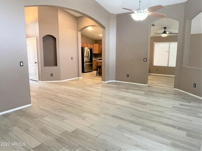 Building Photo - 416 E Chicory Pl