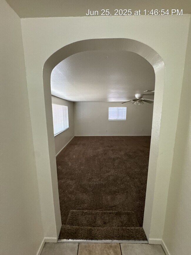 Foto del edificio - Upgrades galore to this home on Harvard St...