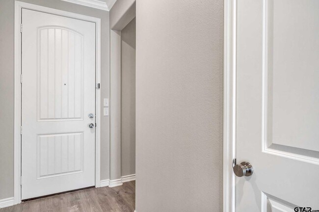 Foto del edificio - 5905 Eagles Nest Blvd