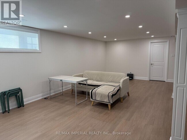 Photo du bâtiment - 436 Bonita Crescent