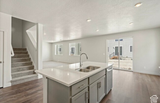 Building Photo - 565 E Lintel Rd