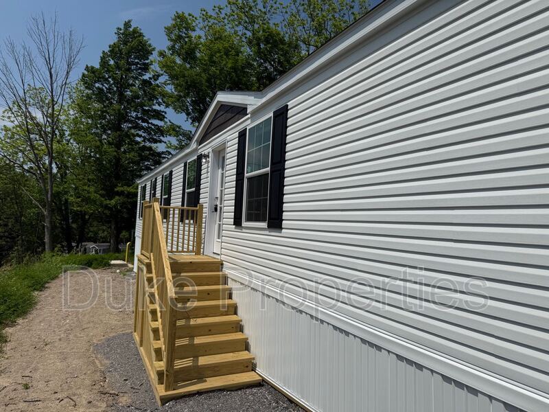 Primary Photo - 5129 E Lake Rd