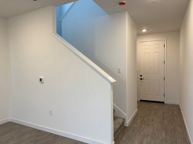 Foto del edificio - Beautiful 3 bed /2.5 bath Waiting For You!  SOLAR!!  Please read entire ad for viewings!