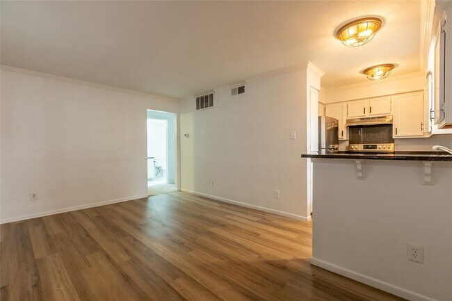 Foto del edificio - 301 E 4th St