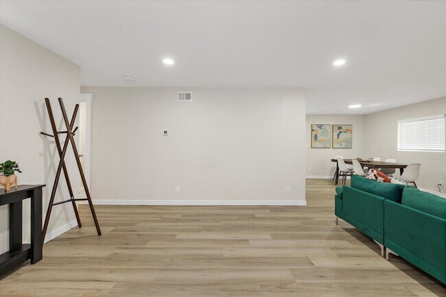 Foto del edificio - 2410 W Bruneau Pl