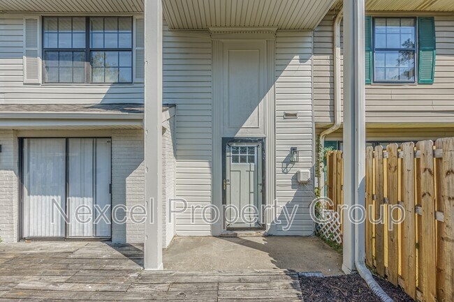 Foto del edificio - 6730 Racquet Club Dr