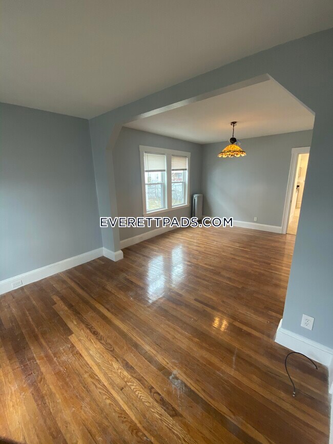 Building Photo - 296 Chelsea St
