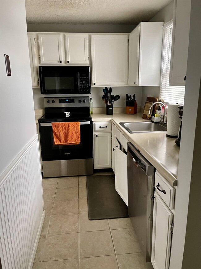 Foto del edificio - 50 Edward J Roy Dr