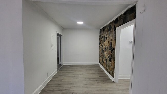 Building Photo - Remodeled Two Bedroom House for Rent in Su...