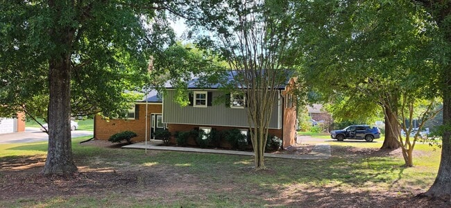 Building Photo - 1010 Lewisville Clemmons Rd
