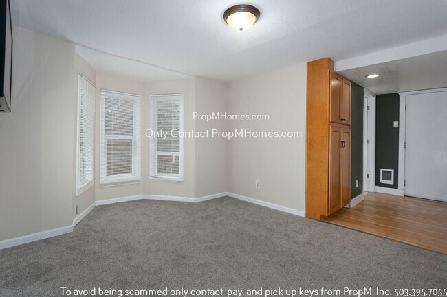 Building Photo - Quaint SE Portland Bungalow – Includes Fen...