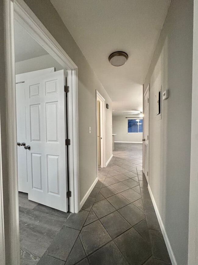 Foto del edificio - SECOND STORY CONDO WITH BILLS PAID