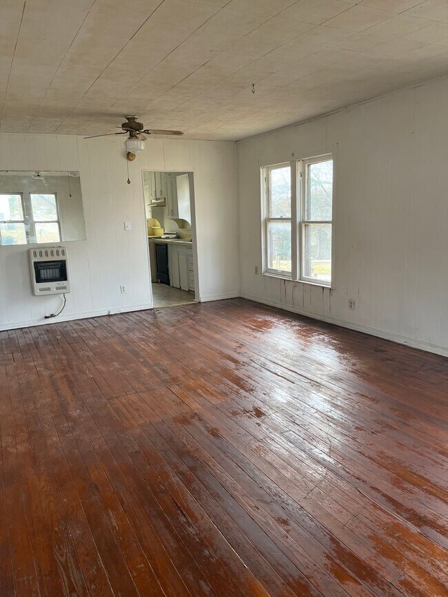 Building Photo - 2 BEDROOM QUAINT HOUSE ON THE CORNER!!!