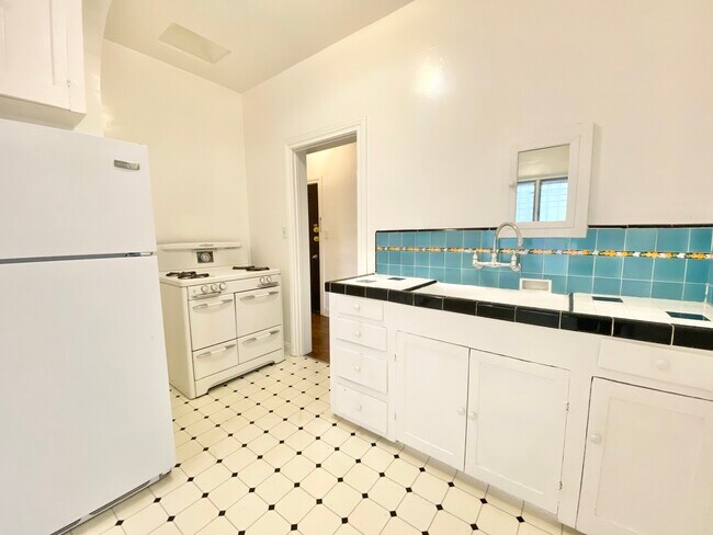 Building Photo - 834 S Orange Grove Ave