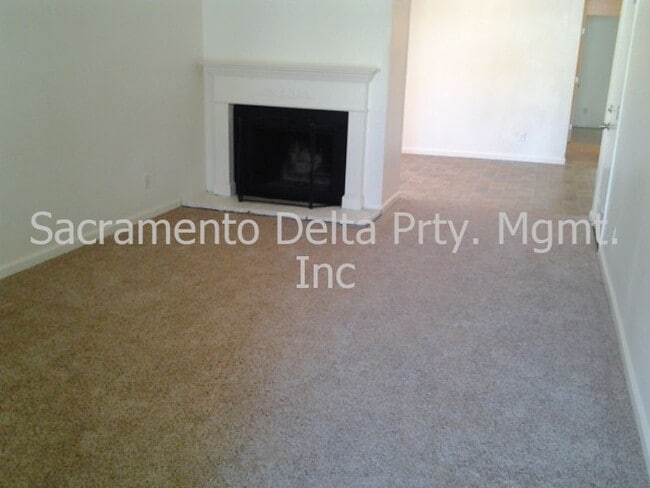Building Photo - 2 Bedroom 1 Bath Duplex
