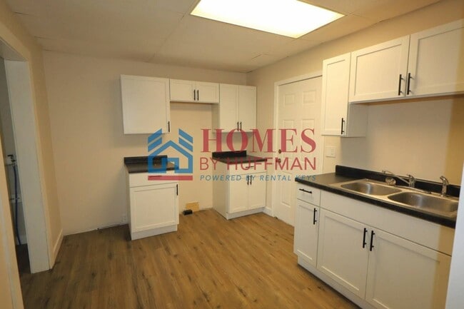 Foto del edificio - Four Bedroom House | One Bathroom