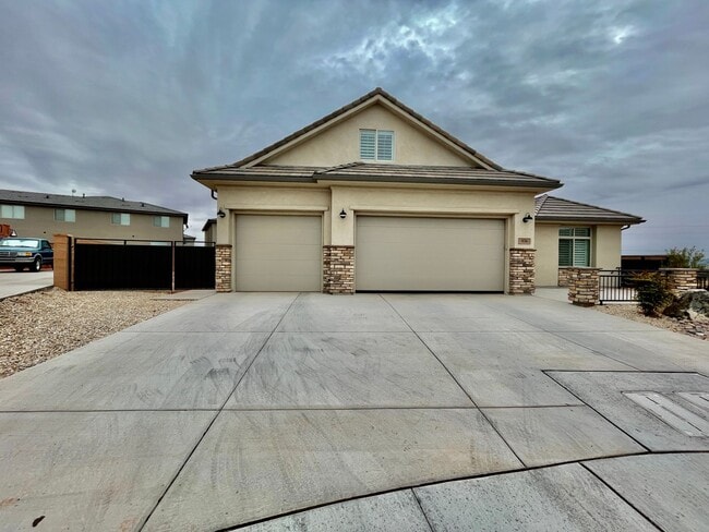 Building Photo - 3-BR + Den with RV Parking in Perry Landing