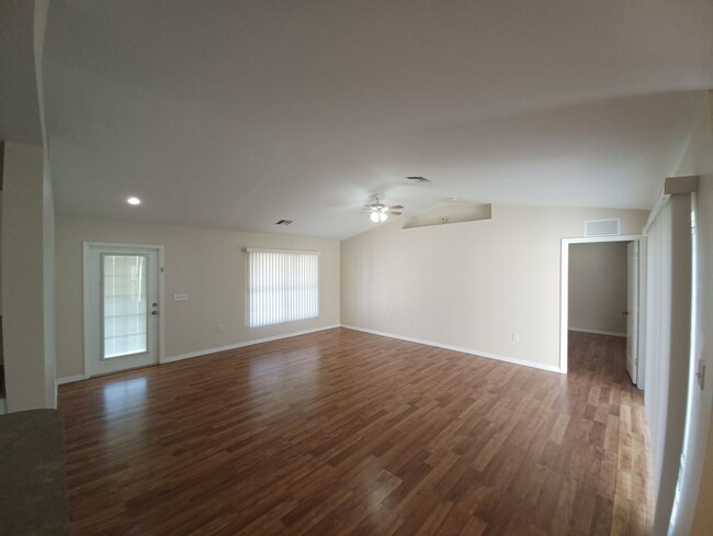 Building Photo - Single Family 3/2 with a Fenced Yard