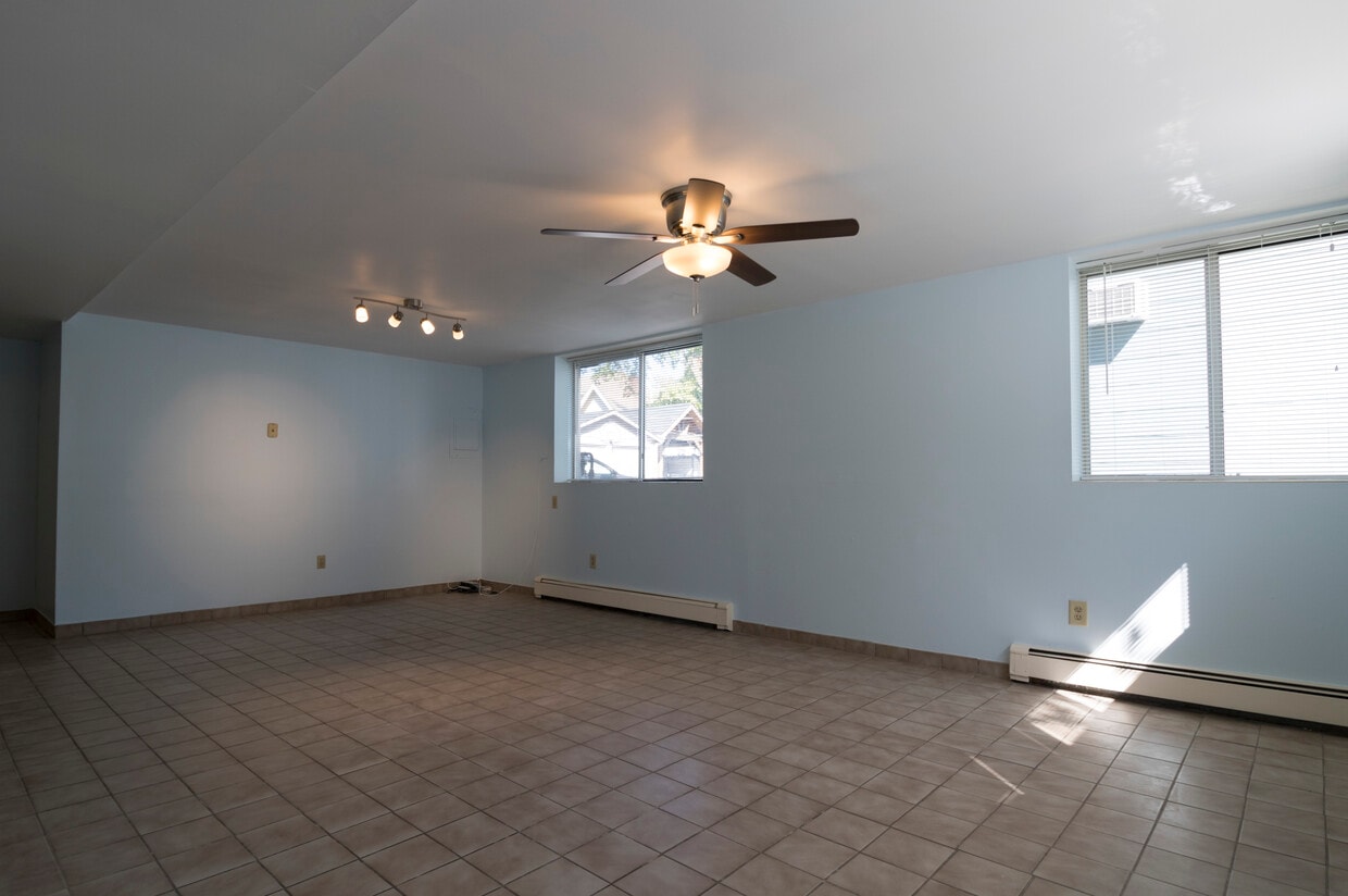 Large Living Room - 39 Robertson Ave