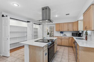 Building Photo - 5410 Indigo St