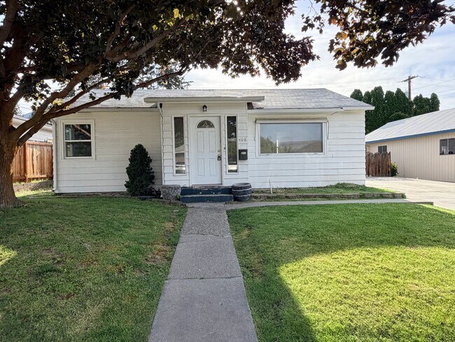 Foto del edificio - 2 bedroom home with great back yard!