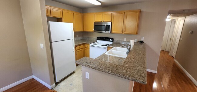 Foto del edificio - WONDERFUL CONDO FEATURING 3 BEDROOMS; CLOS...
