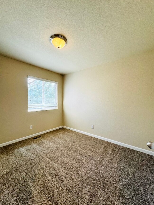 Building Photo - Spacious 3 Bedroom 2 Bath Ranch Style Home