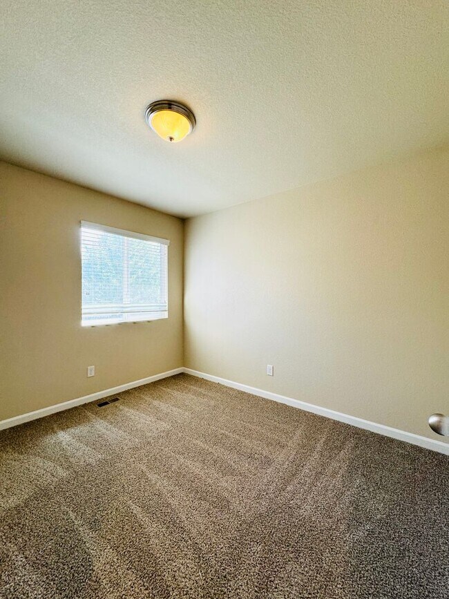 Foto del edificio - Spacious 3 Bedroom 2 Bath Ranch Style Home