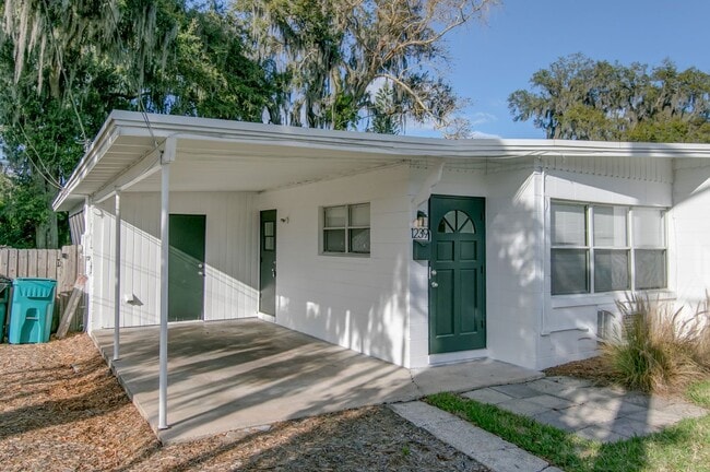 Building Photo - MOVE IN BY 8/15 and RECEIVE 2 WEEKS OFF YO...