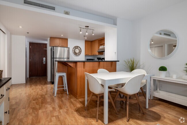 1 chambre, 1 salle de bain - 650 pi2 Salle à manger - Le Demetrius