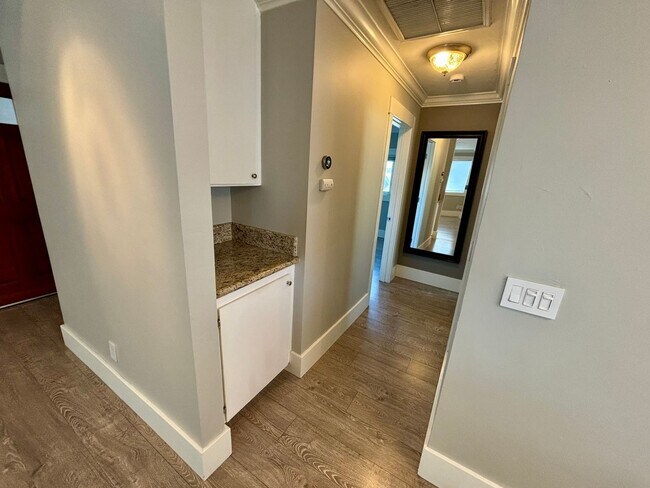Foto del edificio - Beautiful 2 BD, 1.5 BA condo w/1 car detached garage for rent in University Heights!