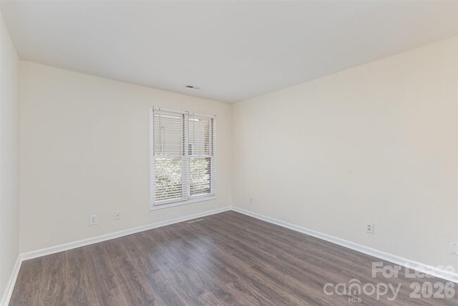 Foto del edificio - 1101 E Morehead St