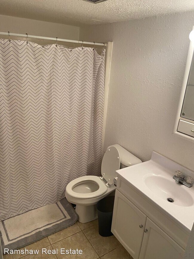 Building Photo - 1 br, 1 bath Room For Rent - 310 E. Chalmers