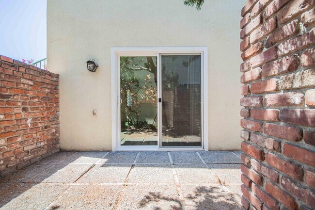Foto del edificio - 5085 N Roosevelt Ave