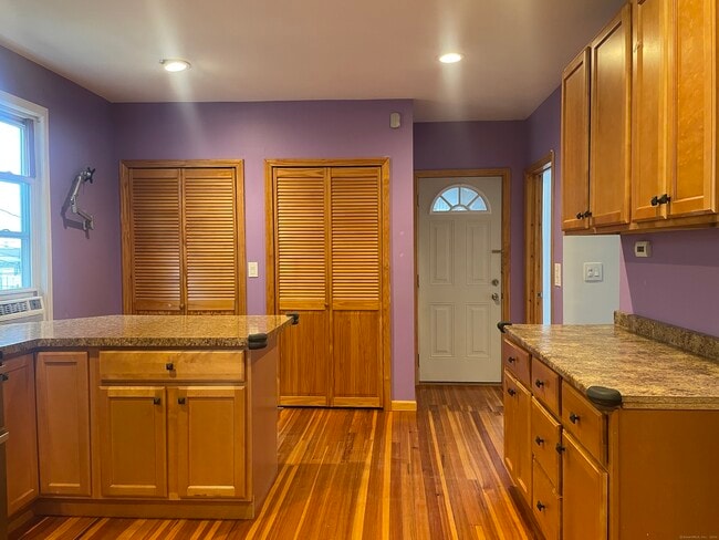 Building Photo - 325 Broad St