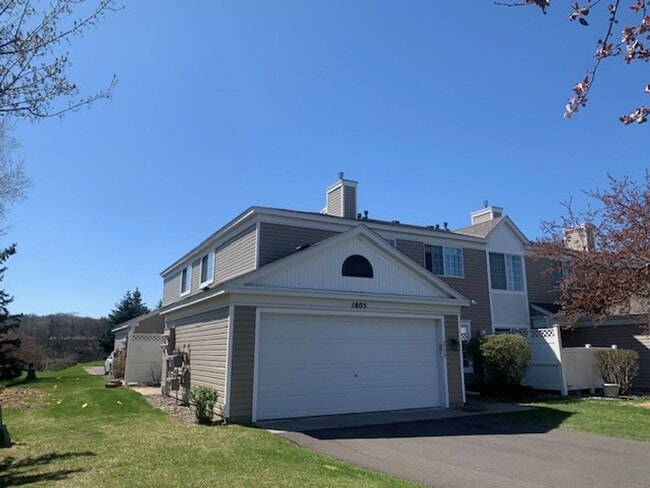 Building Photo - 2 BR/2 BA End-Unit Townhome in a Great Bur...