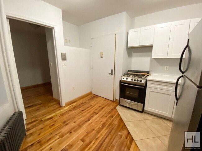 Building Photo - Cozy no fee 2 bedroom in Hudson Yards!