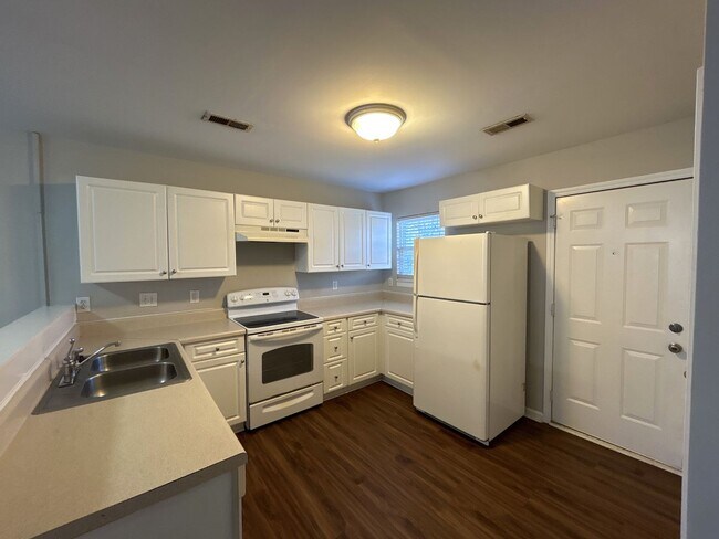Foto del edificio - 7131 Reeves St