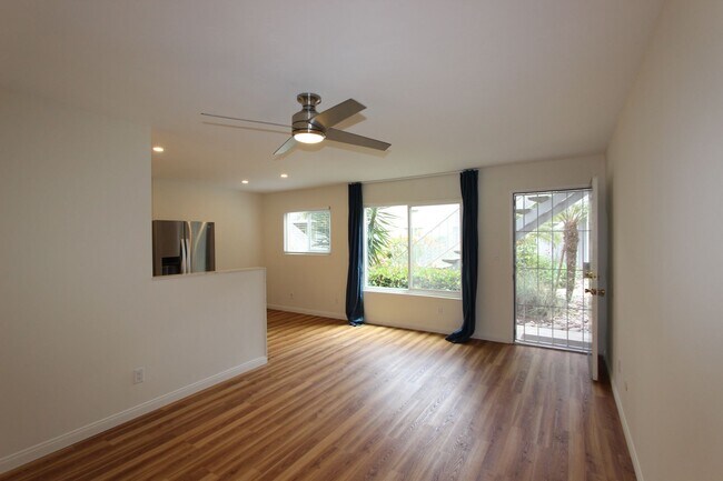 Foto del edificio - Beautiful, recently remodeled 1 bedroom 1 bathroom condo available now - MOVE IN SPECIAL