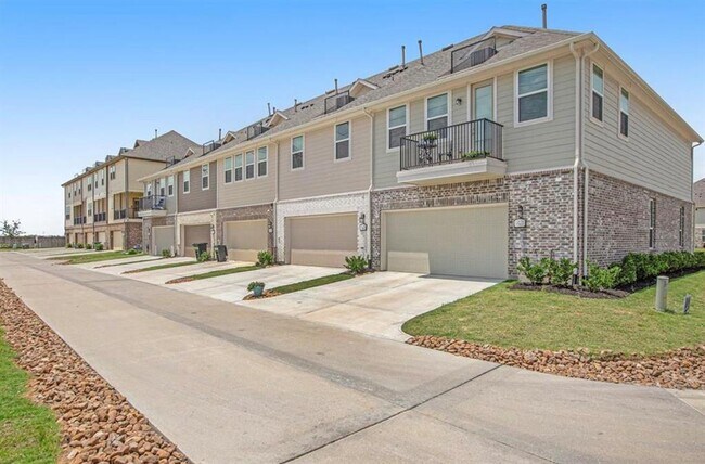 Foto del edificio - 18225 Crystal Knoll Dr