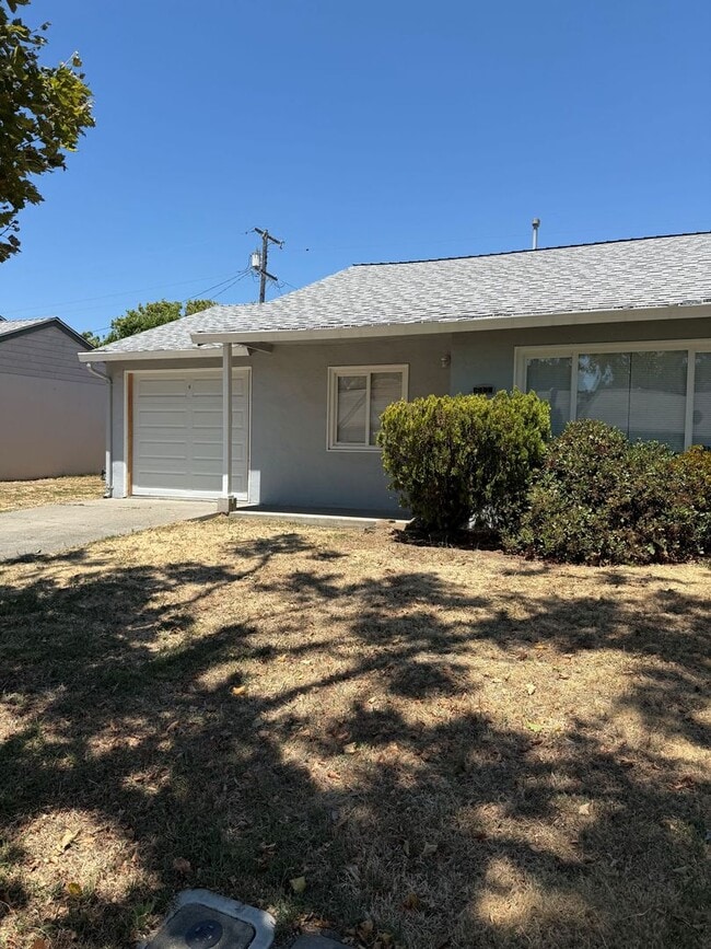 Building Photo - Updated duplex