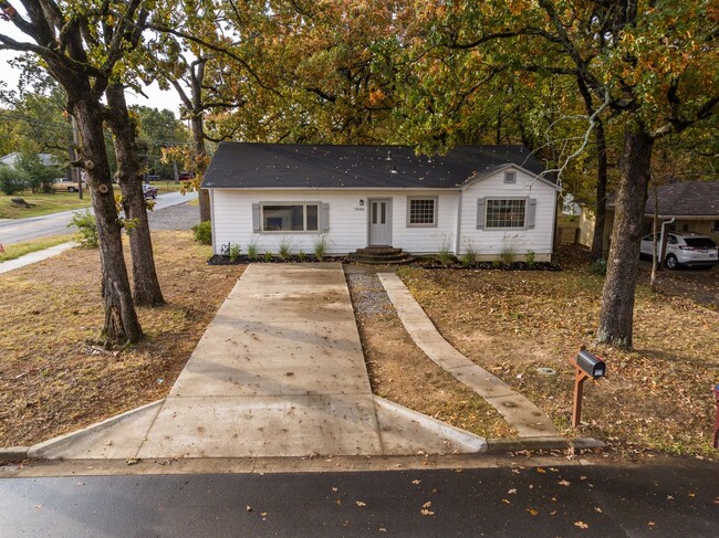 Building Photo - Freshly Updated 3 Bedroom House