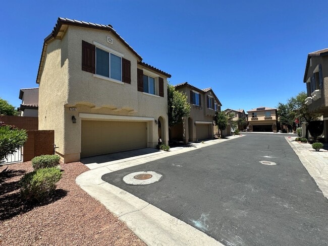 Building Photo - BEAUTIFUL 2 BEDROOM 2 FULL BATHROOM 2 STOR...