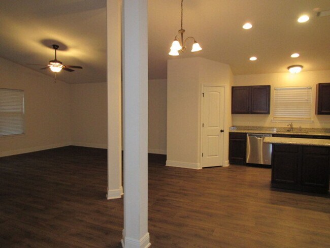 Building Photo - Beautiful home in Lost Creek.