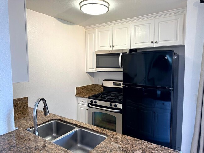 Building Photo - Fantastic 1 bed and 1 Bath with balcony an...