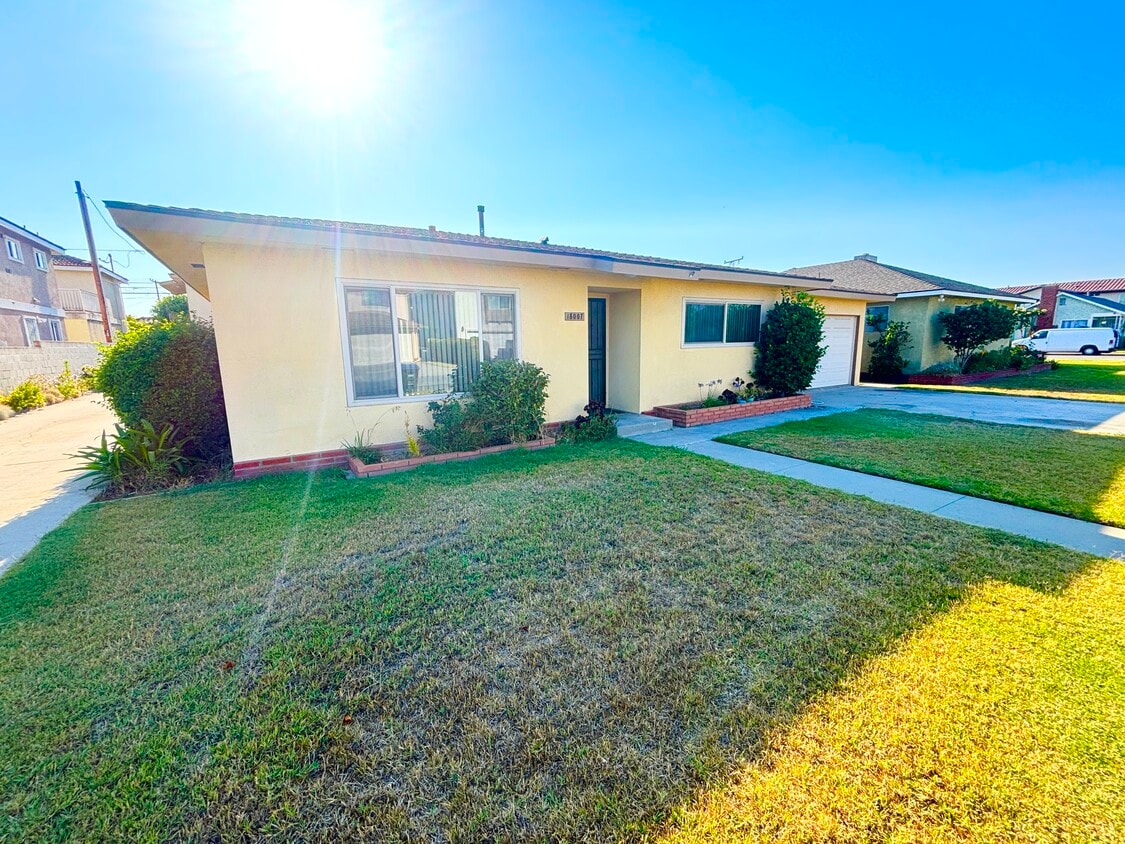 Primary Photo - 18007 Jersey Ave