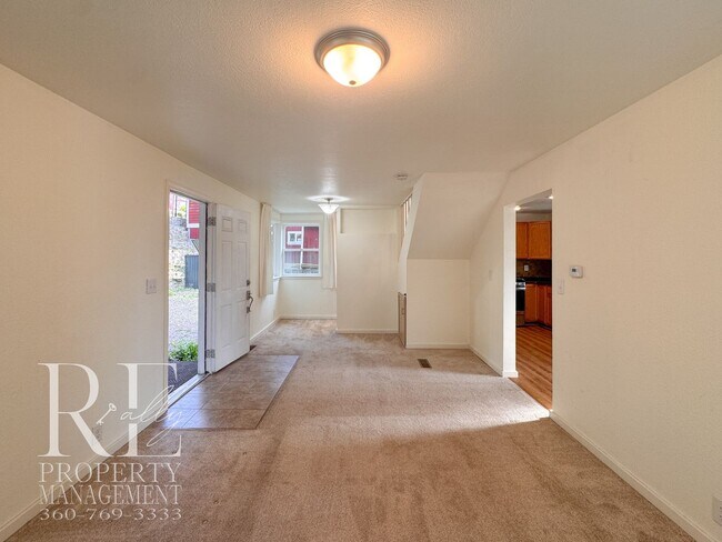 Building Photo - 1823 NE Rustic Ln