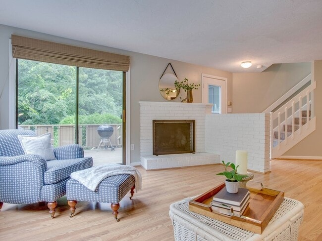 Building Photo - 7 Treetop Park