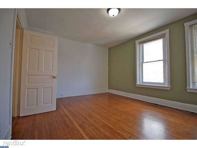 Building Photo - 2 br, 1 bath Triplex - 211 S 45th St #3